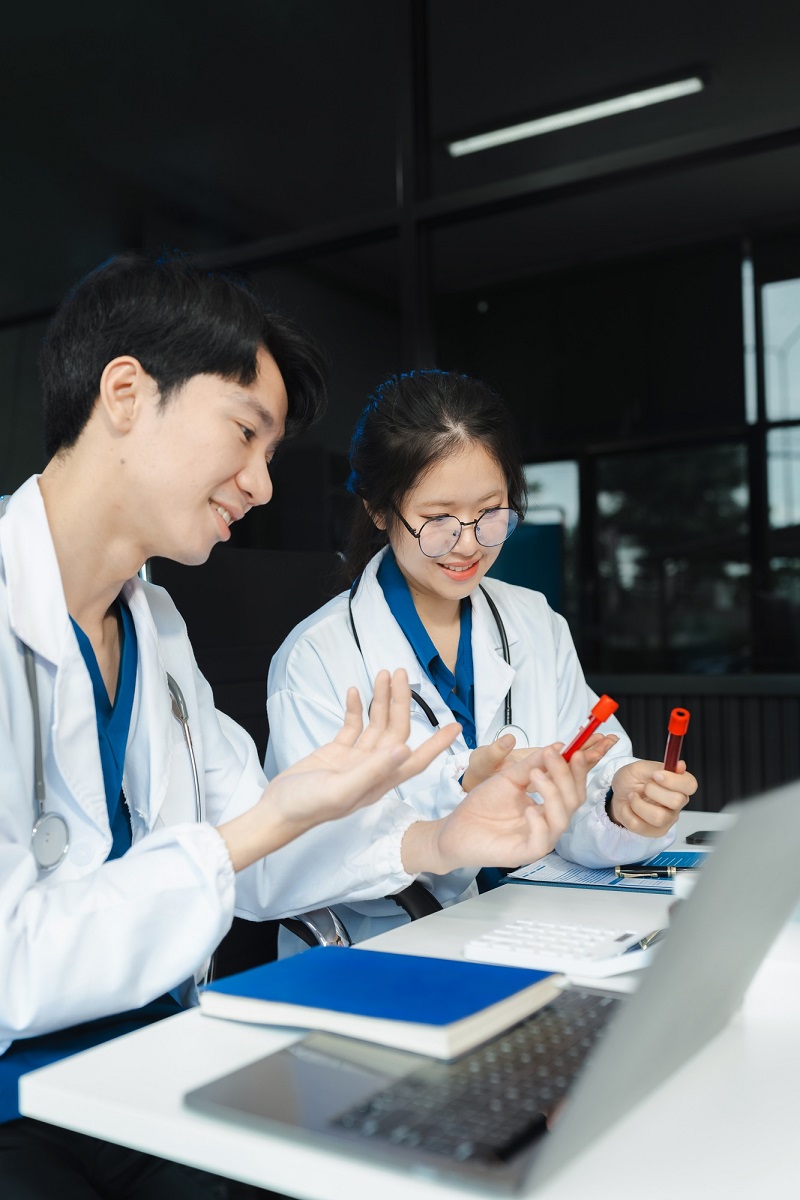 medical-students-use-labs-to-search-for-information-for-exam-preparation-